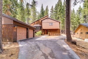 Interior - 5 Mi to Donner Lake: Cabin w/ Deck + Pool Access! (Truckee)