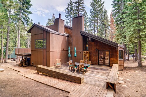 5 Mi to Donner Lake: Cabin w/ Deck + Pool Access!