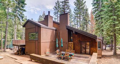5 Mi to Donner Lake: Cabin w/ Deck + Pool Access!