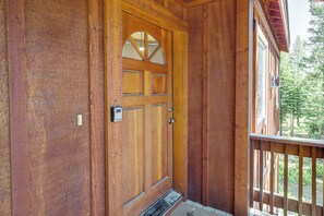Interior - Truckee Retreat w/ Fireplace & Community Amenities (Truckee)