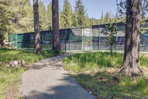 Truckee Retreat w/ Fireplace & Community Amenities