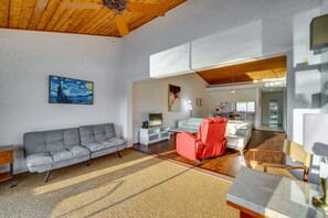 Living area - Waterfront Haines City Vacation Rental w/ Pool! (Haines City)