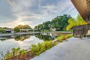 Outdoor dining - Waterfront Haines City Vacation Rental w/ Pool! (Haines City)
