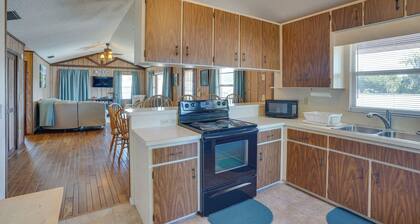 Hot Tub + Dock Access: Lake Hatchineha Getaway!