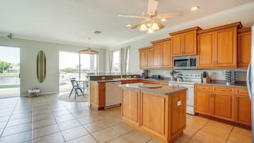 House (5 Bedrooms) | Interior