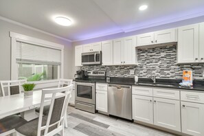 Apartment (2 Bedrooms) | Private kitchen | Microwave, oven, stovetop, dishwasher - Indian Rocks Beach Retreat: Walk to Beaches! (Indian Rocks Beach)