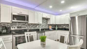 Apartment (2 Bedrooms) | Private kitchen | Microwave, oven, stovetop, dishwasher