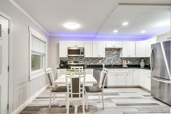 Mikrowelle, Ofen, Herdplatte, Geschirrspüler