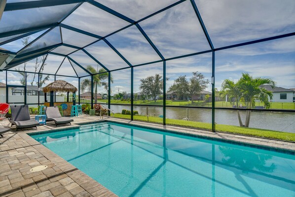 Una piscina al aire libre
