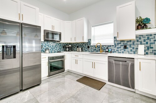 South Padre Island Retreat: Private Pool!