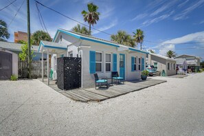 Cottage (2 Bedrooms) | Interior - Steps to Seawall: Cozy Indian Rocks Beach Cottage (Indian Rocks Beach)