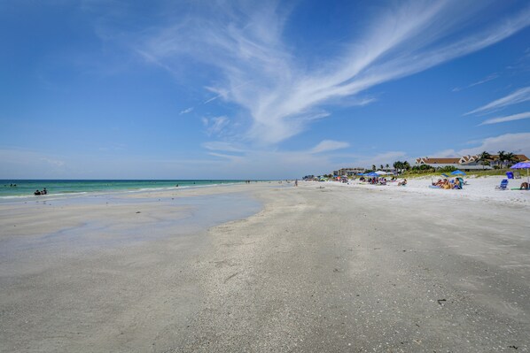 Cottage (2 Bedrooms) | Interior - Steps to Seawall: Cozy Indian Rocks Beach Cottage (Indian Rocks Beach)