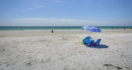 Cozy Indian Rocks Beach Cottage: Steps to Seawall!