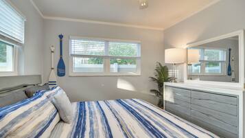 2 bedrooms, laptop workspace, bed sheets