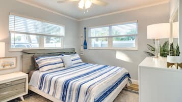 Apartment (2 Bedrooms) | 2 bedrooms, desk, laptop workspace, bed sheets