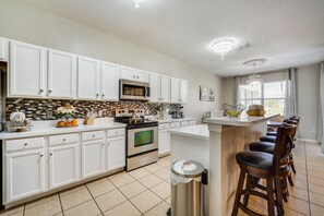 House (5 Bedrooms) | Private kitchen | Paper towels