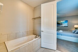 6 quartos, ferros/tábuas de passar roupa, berços grátis, roupa de cama