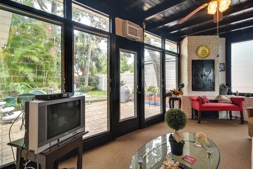 1 Mi to Madeira Beach: Getaway w/ Patio & Grill