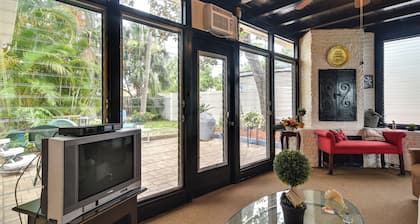 1 Mi to Madeira Beach: Getaway w/ Patio & Grill