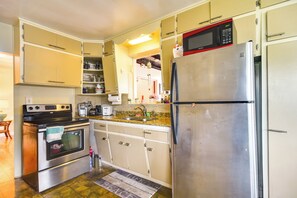 Interior - 1 Mi to Madeira Beach: Getaway w/ Patio & Grill (Redington Beach)