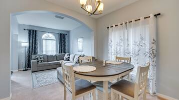 House (4 Bedrooms) | Interior