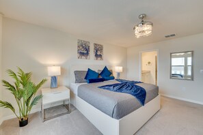 5 bedrooms, iron/ironing board, free cots/infant beds, bed sheets - Pet-friendly Townhome w/ Pool, Near Disney World! (Davenport)