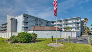 A multi-story hotel with a sign reading "Mortimer's Cove." - New Smyrna Beach Condo w/ Pool & Beach Access! (New Smyrna Beach)