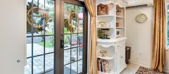 New Smyrna Beach Cottage ~ 1 Mi to Downtown!