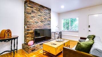 Apartment (1 Bedroom) | Living area | TV