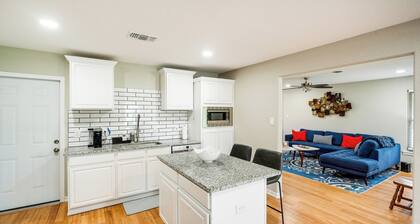 Spacious Yard: Pet-friendly Home in San Antonio!