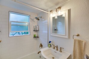Shower - Anchorage Getaway w/ Grill: Walk to Restaurants! (Anchorage)