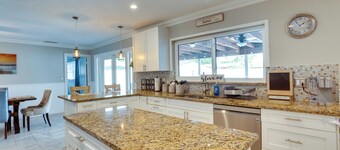 Pool & Screened-in Patio: Tropical Florida Abode