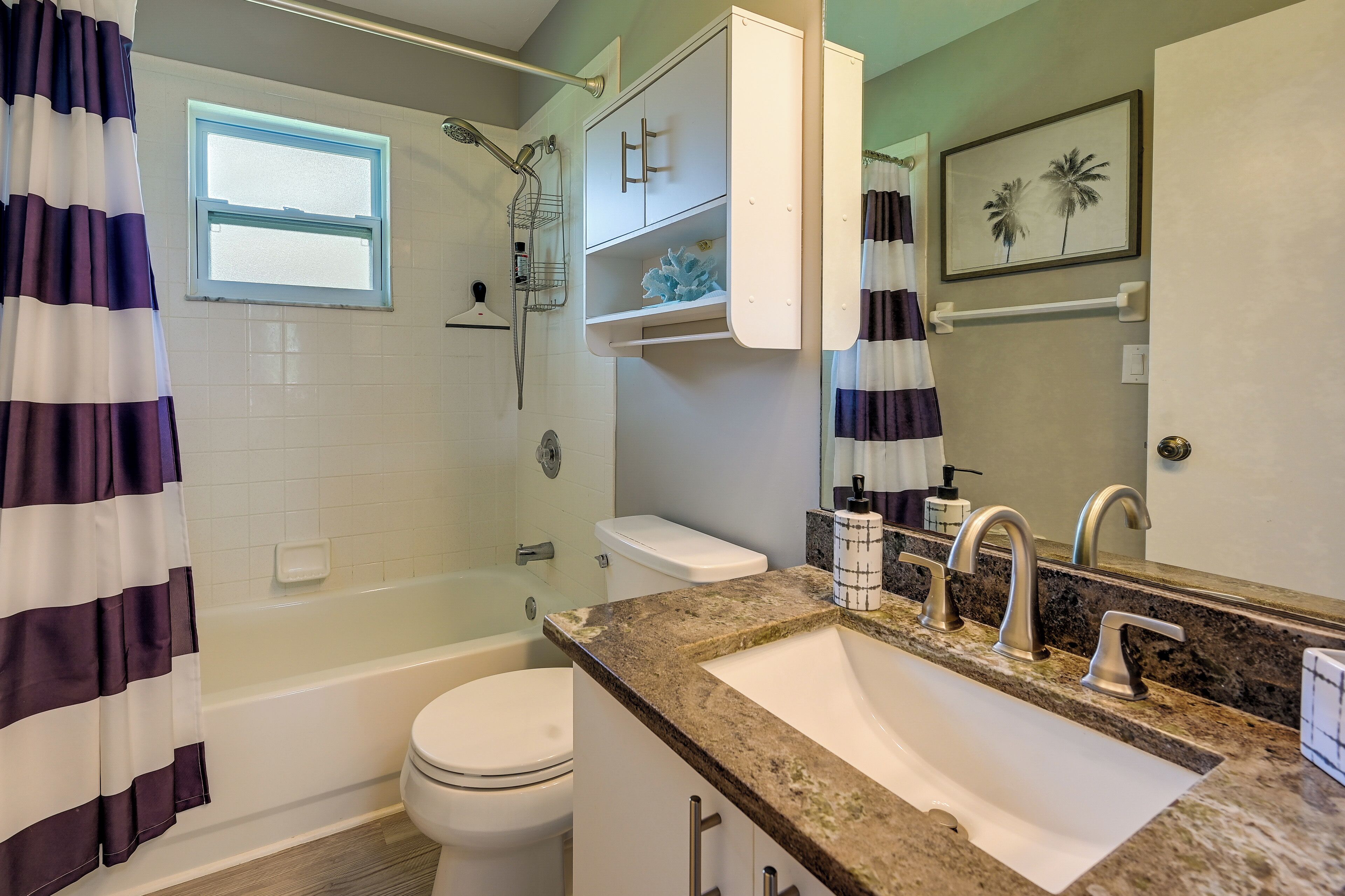 Une salle de bain avec une baignoire, des toilettes et un lavabo.