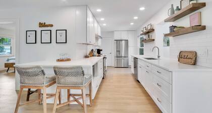 Private Pool + Bar: Palm Beach Gardens Getaway