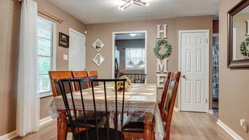 House (4 Bedrooms) | Interior