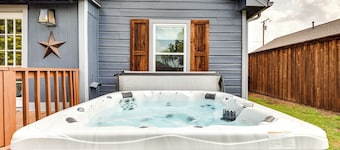 Pecan Blue Frisco Home w/ Private Yard & Hot Tub