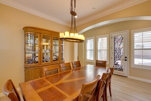House (5 Bedrooms) | In-room dining