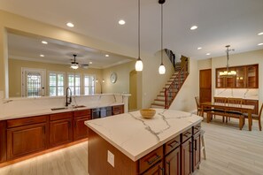 Casa (5 Bedrooms) | Cozinha privada | Micro-ondas, fogão, cooktop, lava-louças