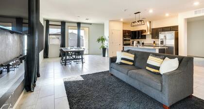 Sunny Arizona Escape w/ Patio, Grill & Fireplace!