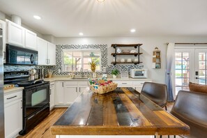 House (3 Bedrooms) | Private kitchen | Microwave, oven, stovetop, dishwasher