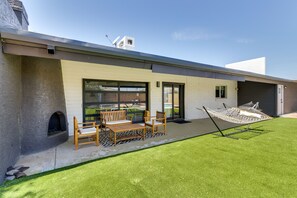 Outdoor dining - Modern Mesa Home: Outdoor Pool + Ping Pong Table! (Mesa)