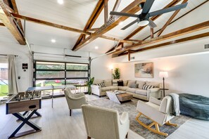 Televisión, chimenea, mesa de ping pong