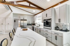 Microondas, horno, placa de cocina, lavavajillas