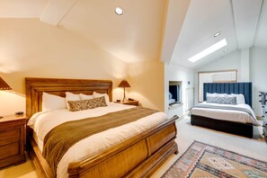 3 bedrooms, iron/ironing board, free cots/infant beds, bed sheets - Park City Alpine Retreat w/ Community Pool! (Park City)