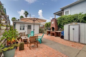 House (1 Bedroom) | Interior - 1 Block to Beach: Galveston Coastal Cottage (Galveston)