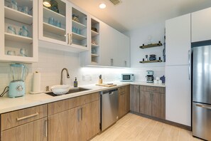 Apartment (2 Bedrooms) | Interior - Oceanfront Galveston Condo in Amazing Location! (Galveston)