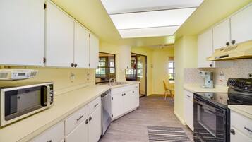 House (3 Bedrooms) | Private kitchen | Microwave, oven, stovetop, dishwasher