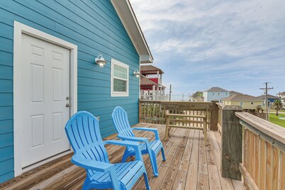Walk to Gulf: Ocean-view Home in Crystal Beach!