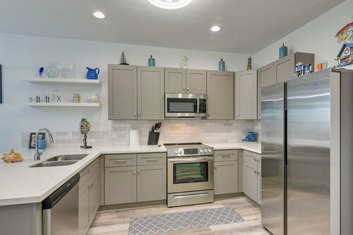 Walk to Gulf: Ocean-view Home in Crystal Beach!