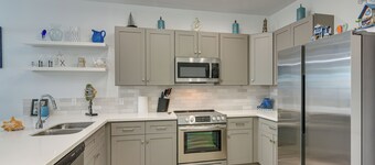 Walk to Gulf: Ocean-view Home in Crystal Beach!